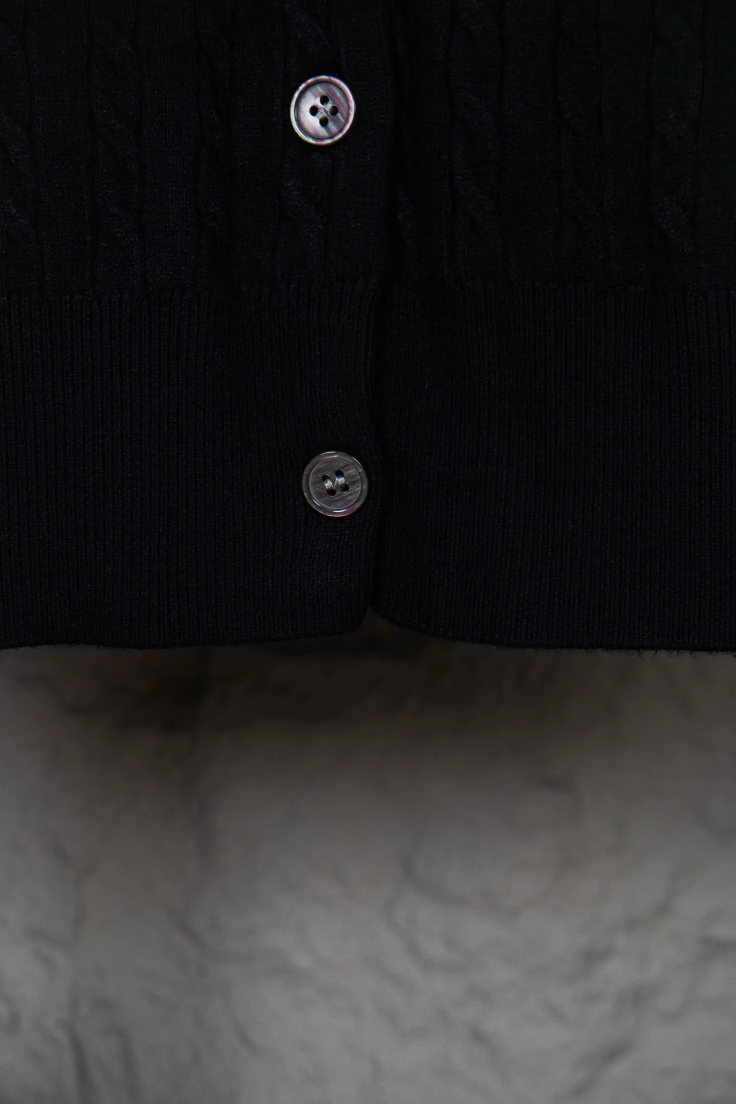 P190 Ralph Lauren Classic Round Neck Solid Color Pony Embroidered Logo Knitted Cardigan Long Sleeve Ralph Lauren Classic Basic Versatile Twist Knitted Cardigan Long Sleeve Main supply platform live broadcast Wholesale entity Replenish when out of stock Not removed from the shelves Quality 1:1 patterning Complete three standards Correct version of pony logo Imported quality cotton yarn Focus on high-end Cost-effective Good quality Needless to say Zhao Lusi's same style is really amazing, so sweet I'm so beautiful. This cardigan is really good-looking. It's simple and easy to wear. It's a must-have for goddess ootd. Good-looking clothes are never picky. A must-have in the wardrobe of goddesses. Size: S-XL. Color: black, apricot, gray, navy, red, white.